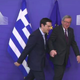 Illustration for article titled Jean-Claude Juncker a görög Cipraszt is magával rántotta a pódiumról